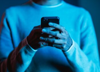 Usan IA para estafas telefónicas mediante clonación de voz