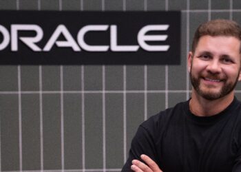 Oracle estrena director regional